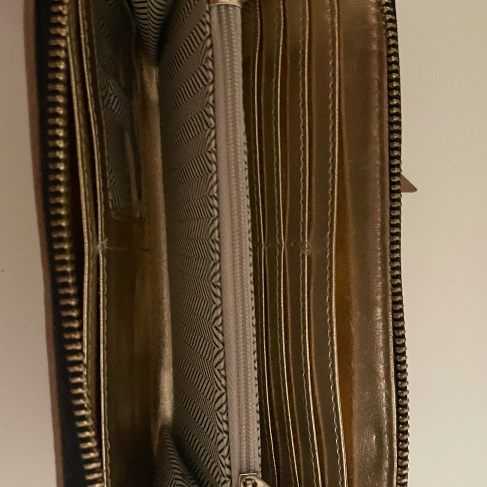 ❌SOLD❌ EUC Beautiful Steve Madden Large Fall Tan Beige & Gold Logo Zipper Wallet - Picture 4 of 14